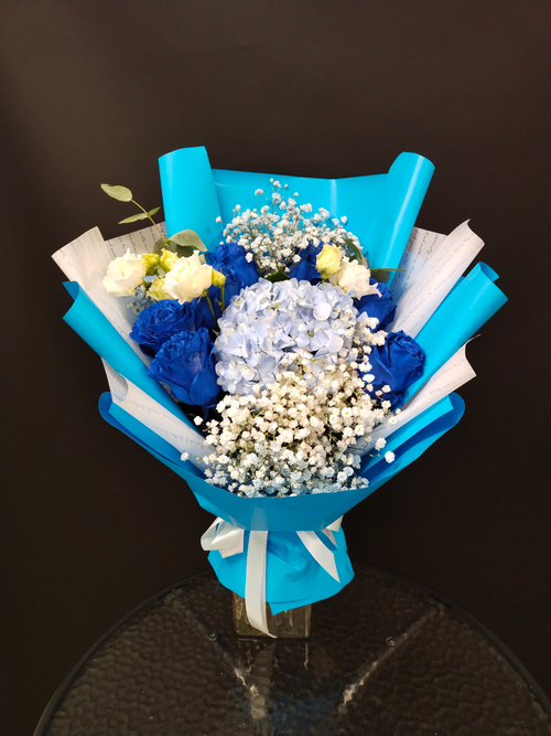 Букет с синими розами и гортензией