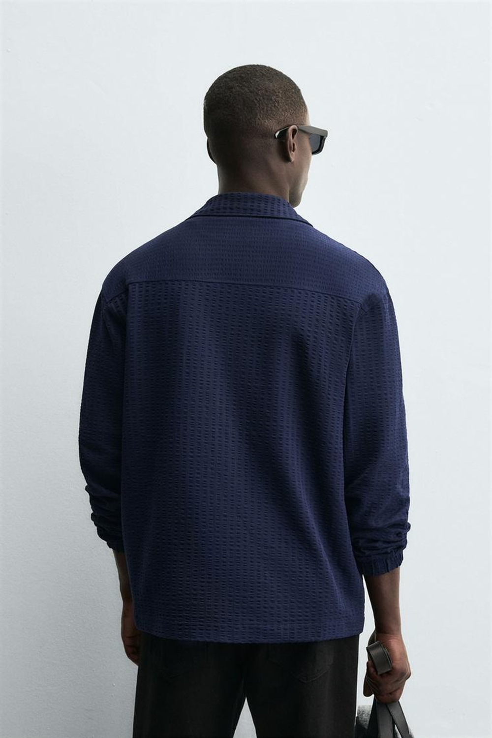 ZARA КУРТКА-РУБАШКА ИЗ ЖАТОЙ ТКАНИ КОМФОРТНОЙ ПОСАДКИ, МОРСКОЙ СИНИЙ