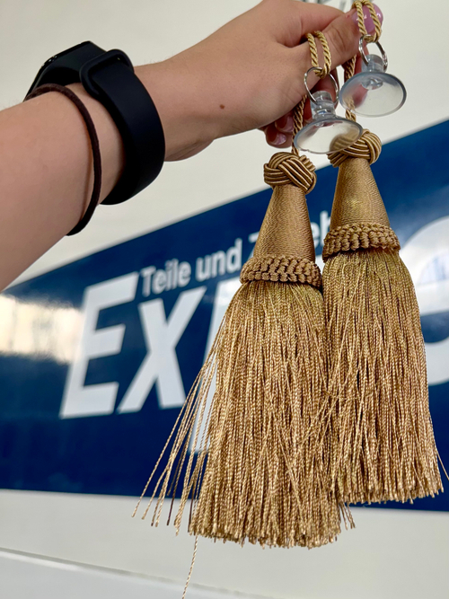 Кисти декоративные 2 штуки  на лобовое/на присосках. Золотые. Объемные