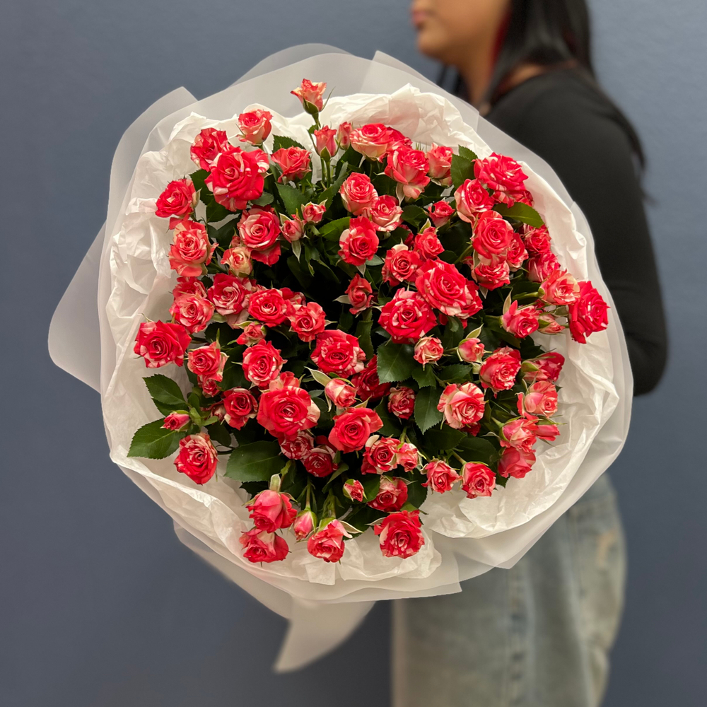 Букет из кустовых пёстрых роз #38