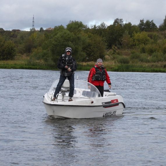 Стеклопластиковая лодка NISSAMARAN Laker V 450 ( с креслами и реллингами )