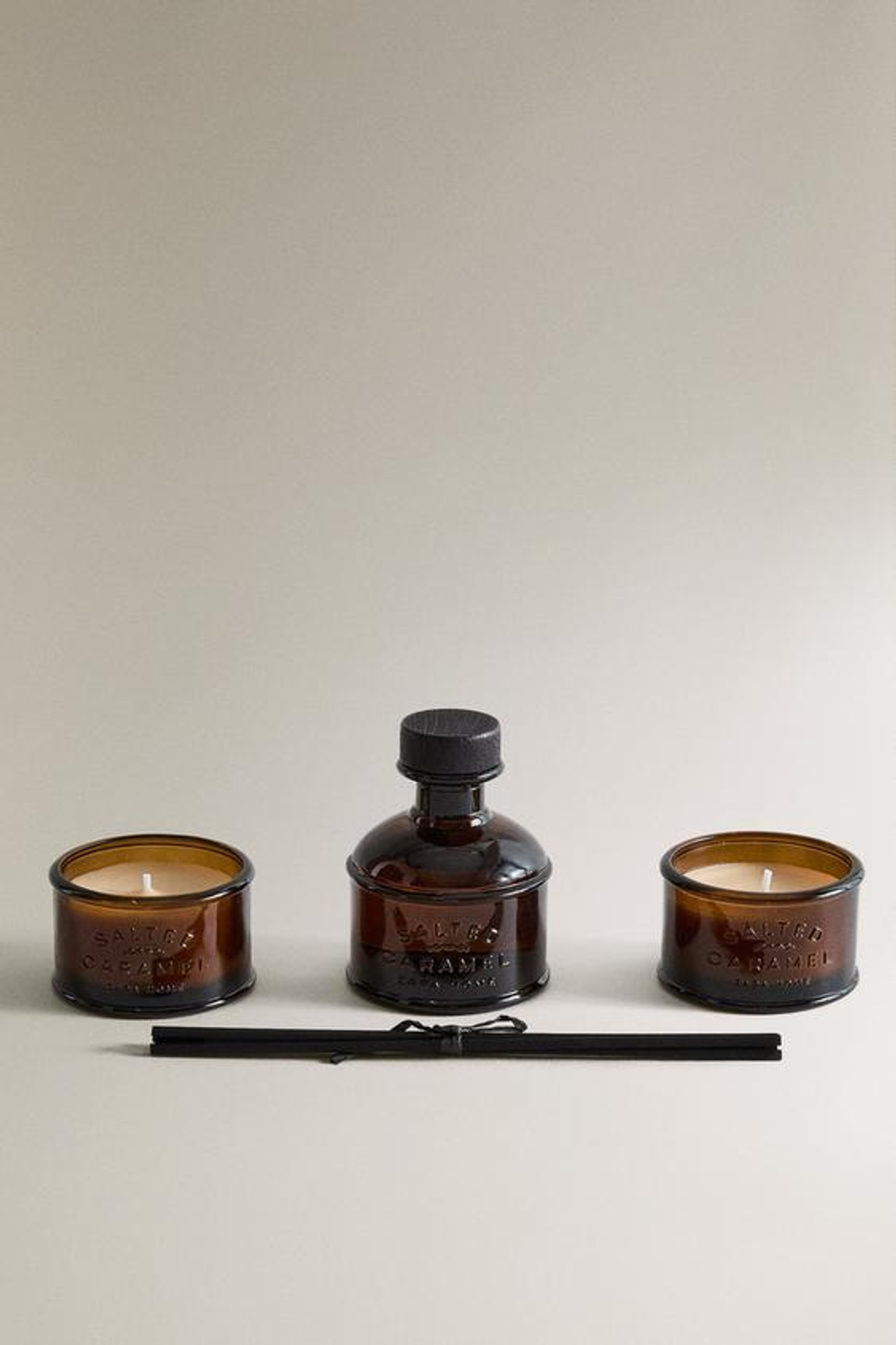 ZARA ПОДАРОЧНЫЙ НАБОР СВЕЧЕЙ С СОЛЕНОЙ КАРАМЕЛЬЮ (НАБОР ИЗ 3 ШТУК)