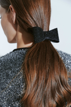 Бант с декором из камней