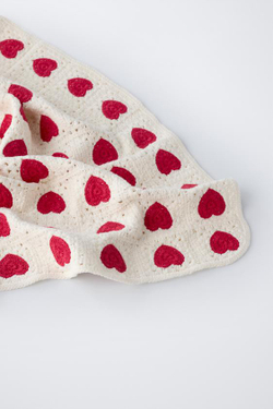 ZARA ВЯЗАНЫЙ ПЛЕД КРЮЧКОМ С СЕРДЕЧКАМИ, ЭКРЮ