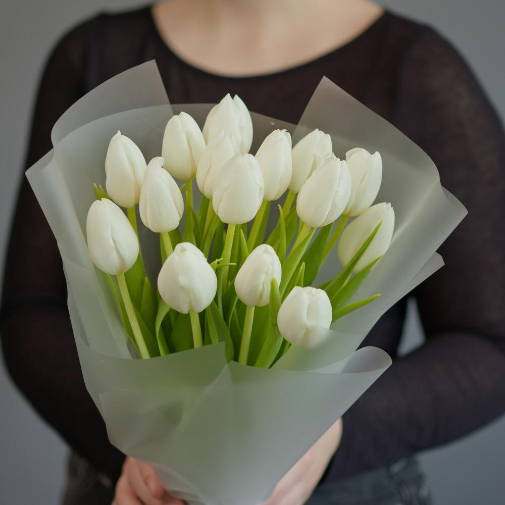 Букет из 15 белых тюльпанов в матовой упаковке