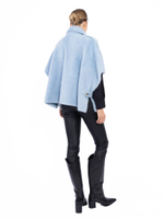 Женское голубое пальто-накидка из овчины