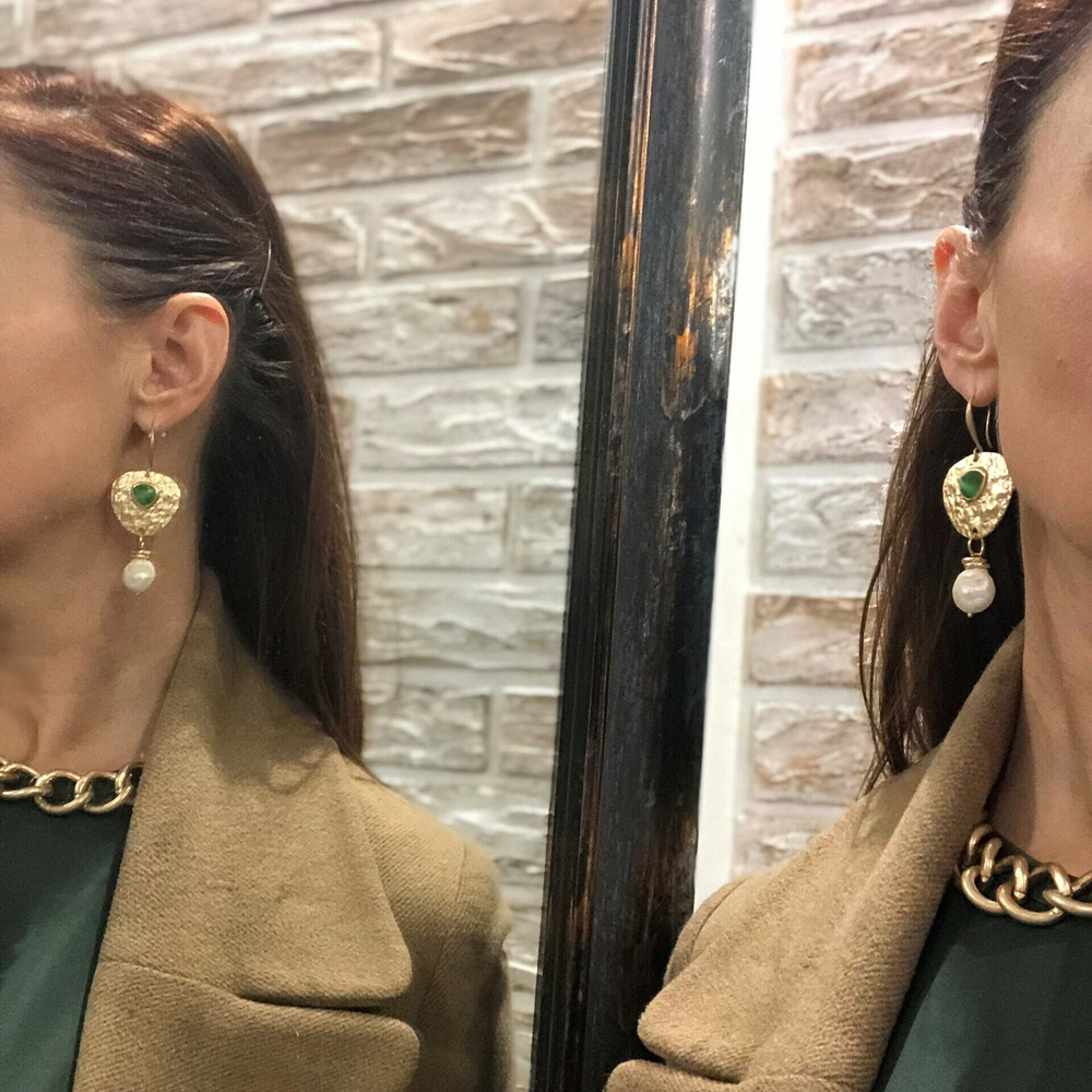 Серьги на петле с элементами винтажа треугольник с зеленым кристаллом с жемчужиной, Италия