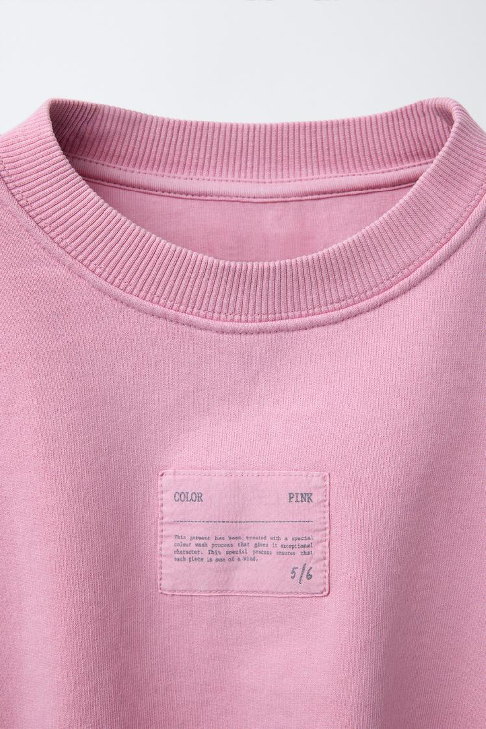 ZARA УКОРОЧЕННАЯ ТОЛСТОВКА ОБЪЕМНОГО КРОЯ С НАШИВКОЙ, РОЗОВЫЙ