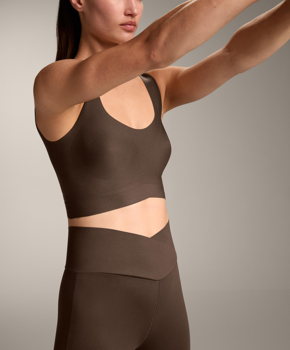 Oysho Спортивный бюстгальтер средней поддержки Perfect-adapt с чашками, темно-коричневый
