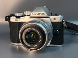 Olympus OM-D E-M10 II kit 14-42EZmm f/3.5-5.6, 130000 кадров пробега