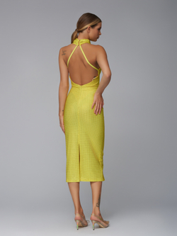 Женское платье миди жёлтое с кристаллами и воротником-хомутом