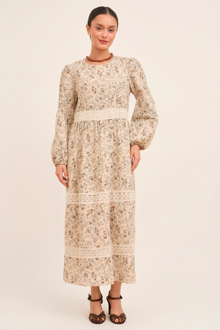 Платье с кружевными вставками