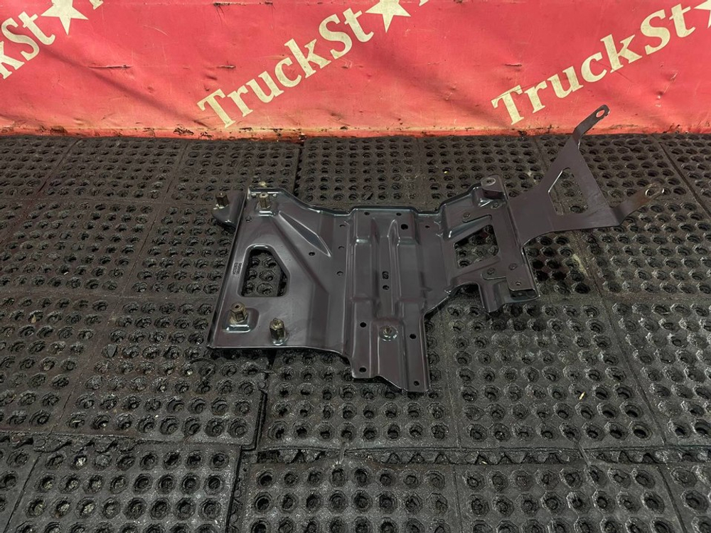 Кронштейн брызговика правого 2019г