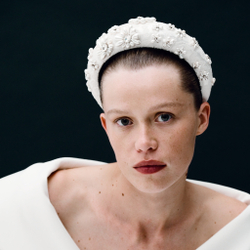 Ободок высокий с декором из жемчуга и камней