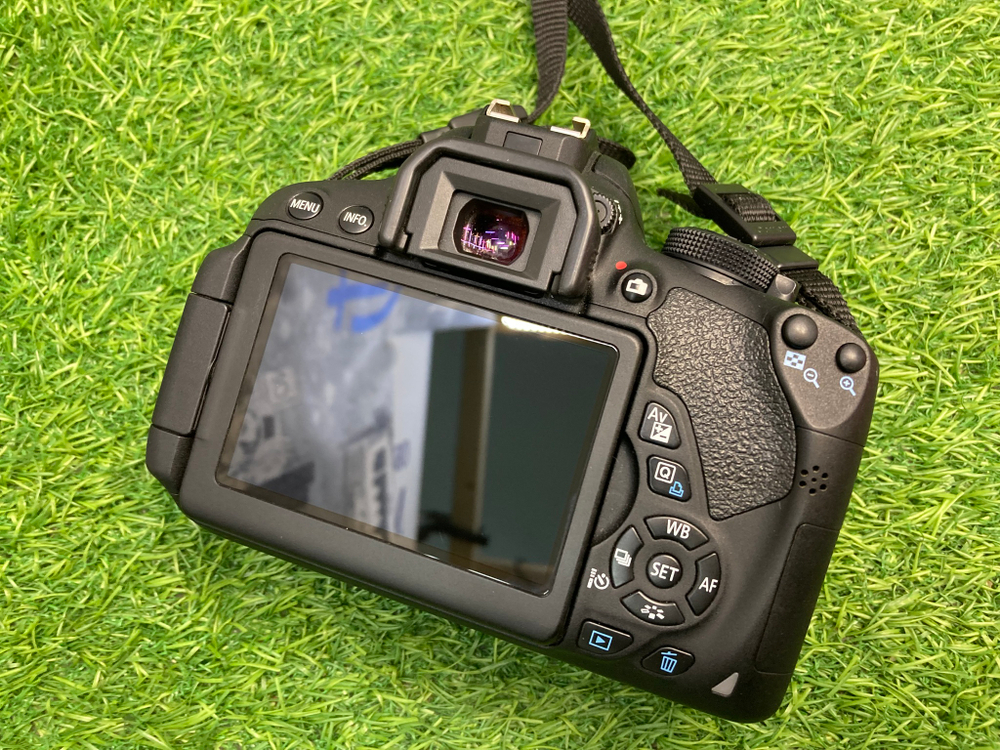 Canon EOS 700D kit 18-55mm IS STM 4.300 кадров