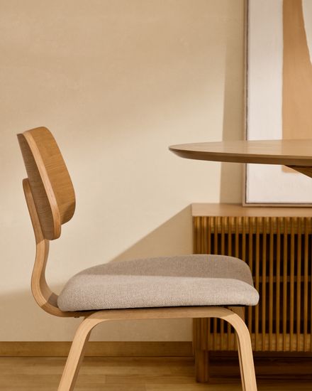 Стул Gena из бежевого шенилла с каркасом из шпона дуба и каучукового дерева Испания La Forma