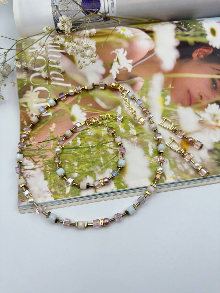Колье из розовых и белых кубиков Swarovski, жемчуга и гематита, оттенок золото