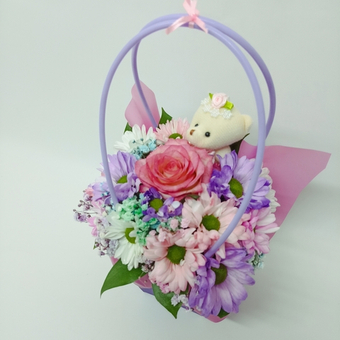 Композиция из розы, хризантемы и гипсофилы Цветы в сумочке с игрушкой 3