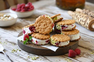 Нежное мороженое-сэндвич с ягодами