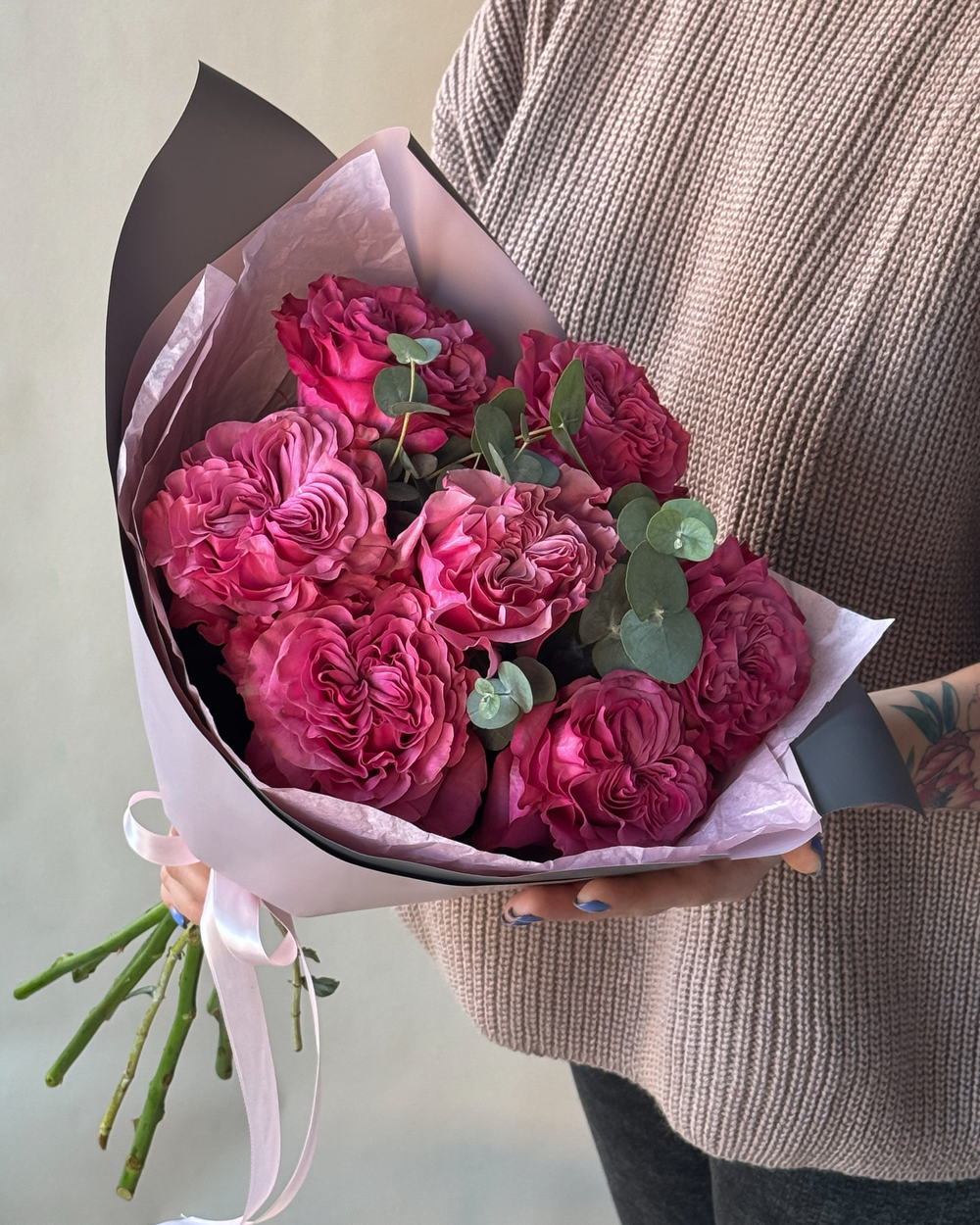 Моно из пионовидных роз Кантри Блюз с эвкалиптом