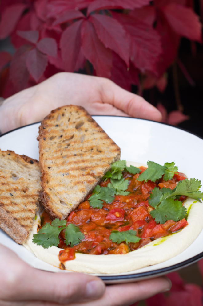 ХУМУС С ПЕЧЁНЫМИ ПЕРЦАМИ И ТОМАТАМИ с гречневым хлебом