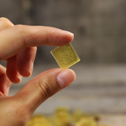 Золотая смальта 15х15 мм, 2.5 гр