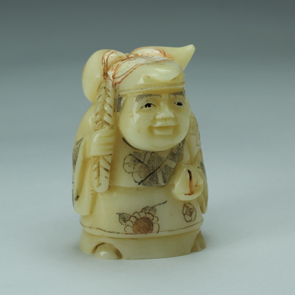 Нэцкэ Дайкоку с тыквой горлянкой и персиком