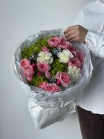 Букет из кустовых пионовидных роз, гортензии, диантусов и оксипеталума