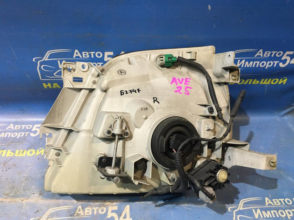 Фара передняя правая NISSAN CARAVAN 2001-2012