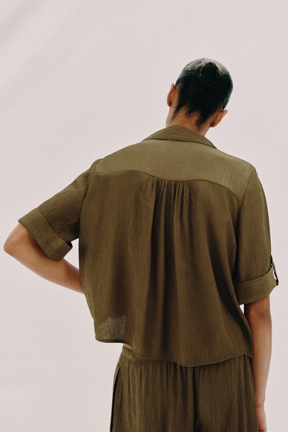 ZARA РУБАШКА СТРУЯЩЕГОСЯ ПОКРОЯ С КОРОТКИМ РУКАВОМ, ОЛИВКОВЫЙ