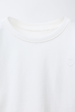 ZARA БАЗОВАЯ ФУТБОЛКА С ВЫШИТЫМ СЕРДЦЕМ, БЕЛЫЙ