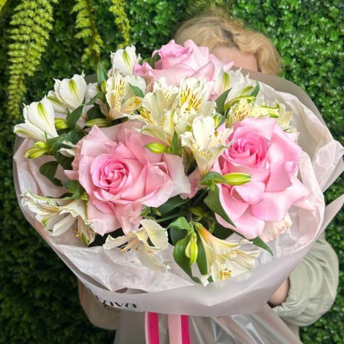 Букет для девушки "Розовый комплимент S", Французские розы, Альстромерия