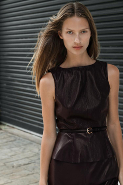 ZARA ТОП ИЗ ИСКУССТВЕННОЙ КОЖИ БЕЗ РУКАВОВ, КОРИЧНЕВЫЙ