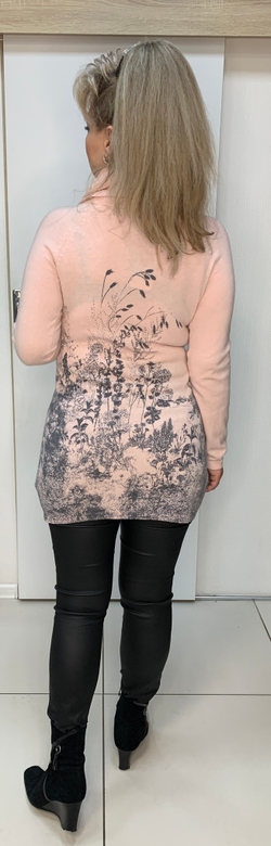 Теплый розовый свитер с черно-серым принтом