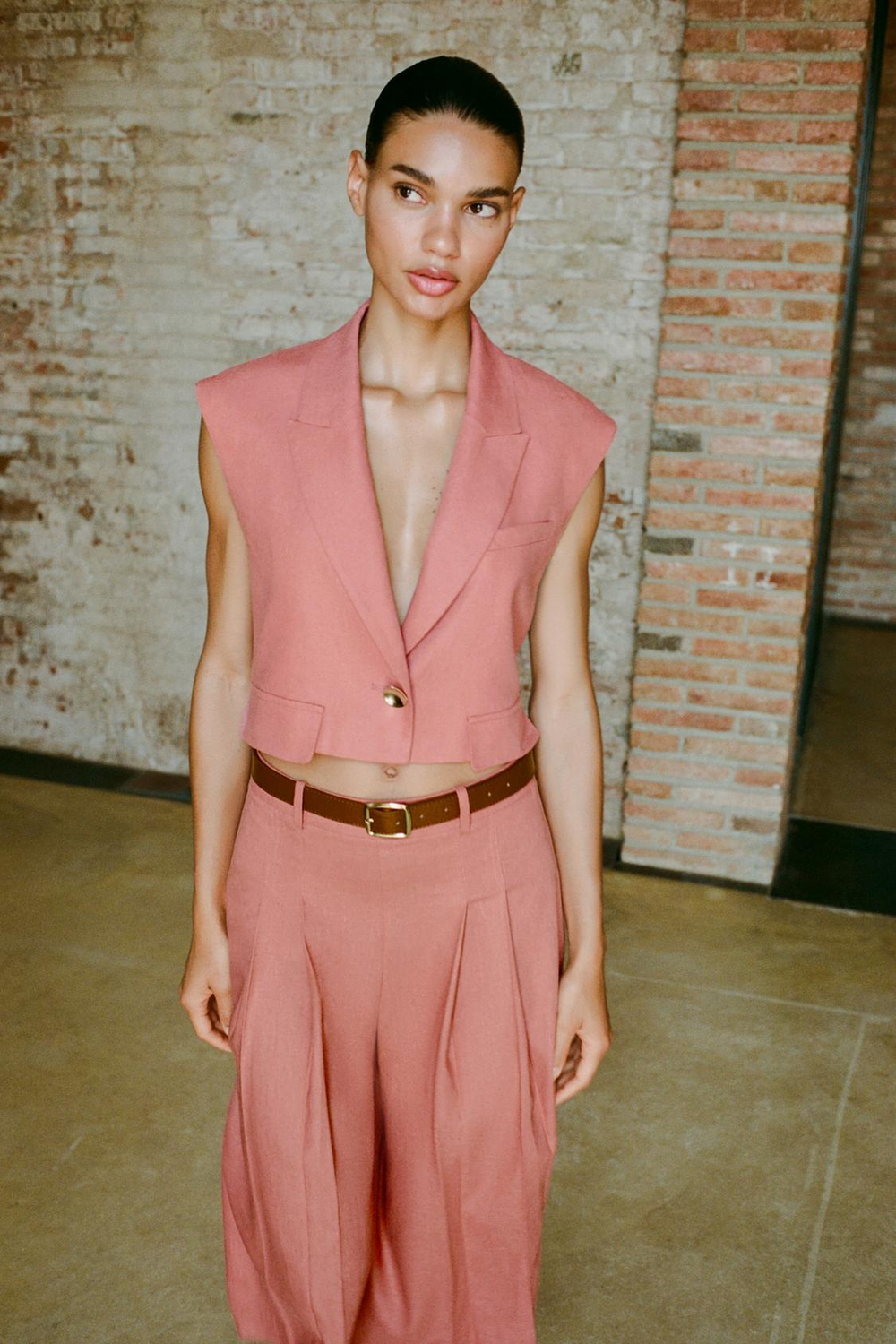 ZARA УКОРОЧЕННЫЙ ЖИЛЕТ С КЛАПАНАМИ ИЗ ЛЬНЯНОЙ ТКАНИ, МАРСАЛА