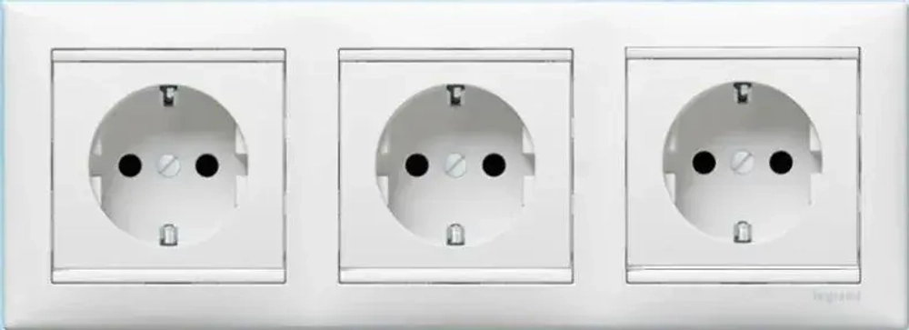Розетка Legrand Valena + рамка 3 поста Белая