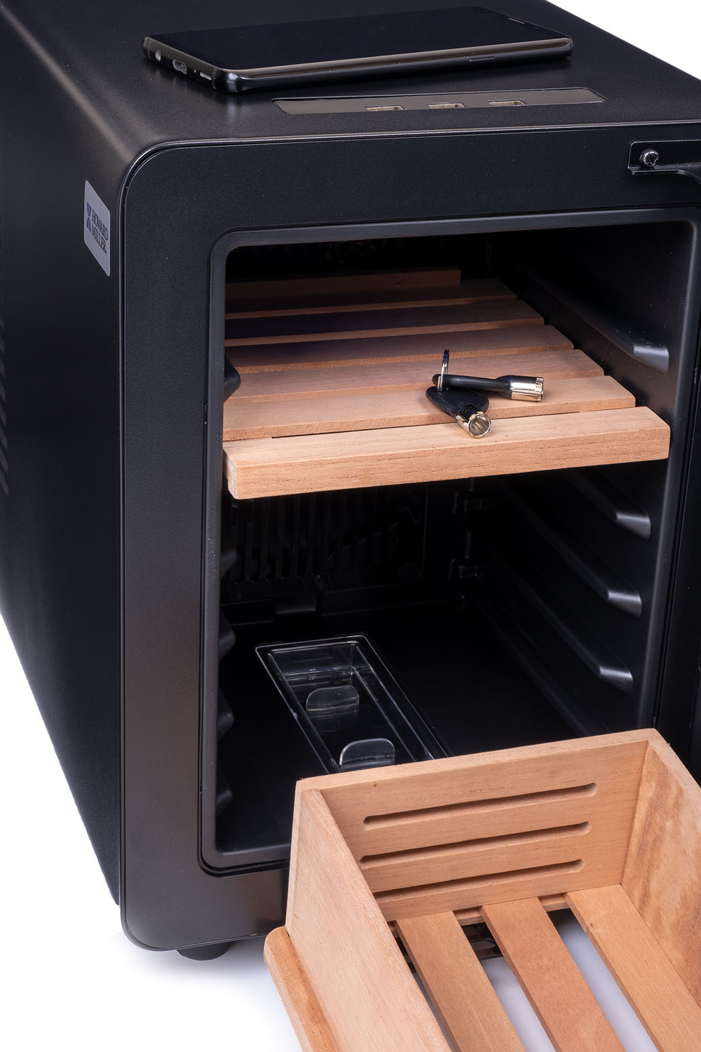 Хьюмидор-шкаф Howard Miller с электронным управлением на 80 сигар