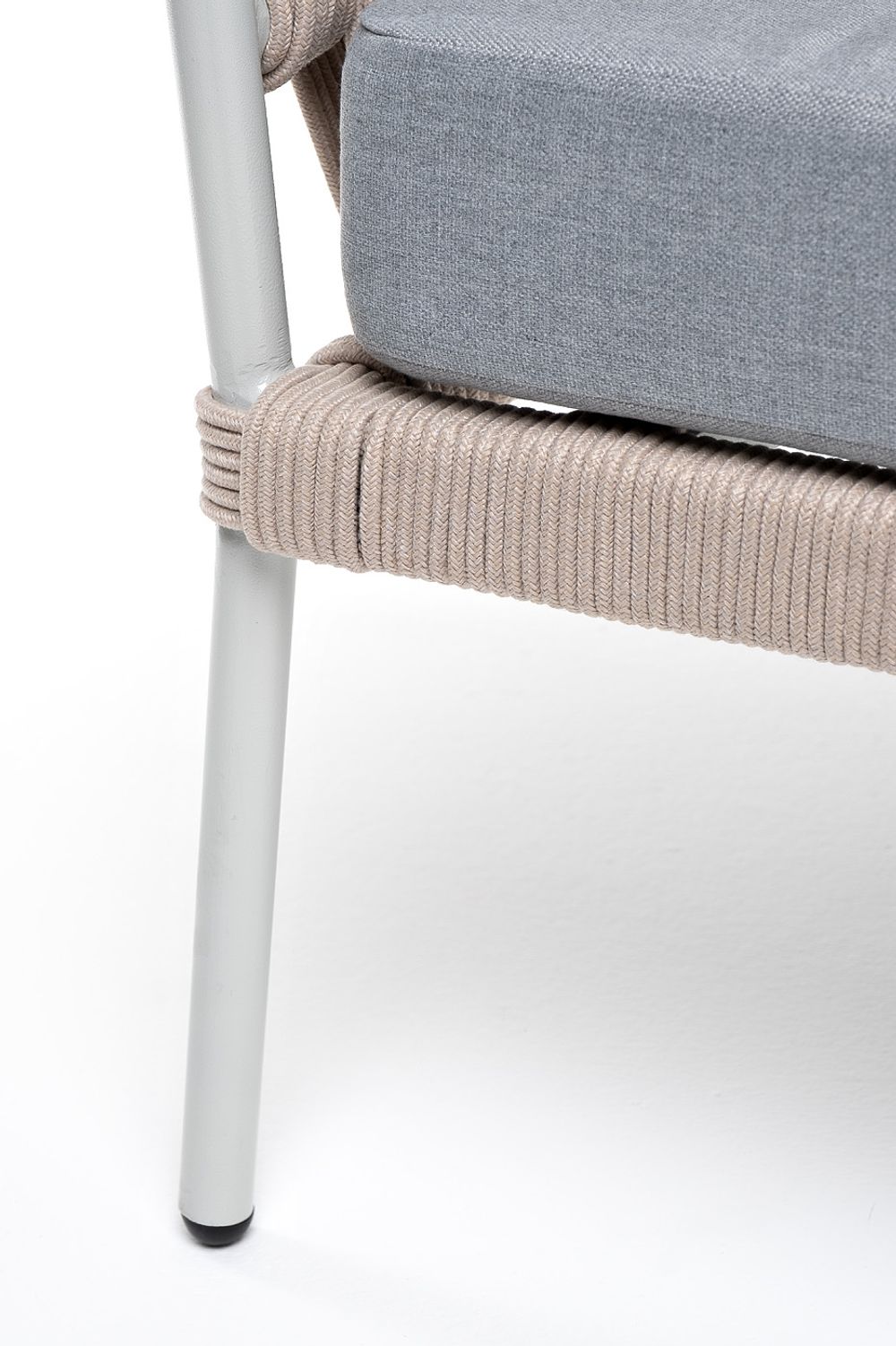 "Диего" кресло плетеное из роупа, каркас алюминий светло-серый (RAL7035) муар, роуп бежевый круглый, ткань светло-серая