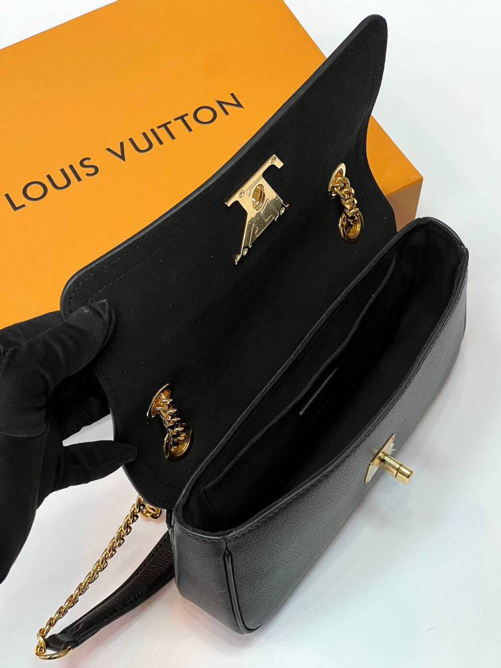 Сумка Louis Vuitton Lockme Chain East West