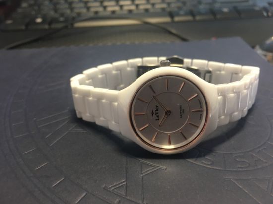 Женские наручные часы из Франции LeVier L 7504 L Wh вид спереди