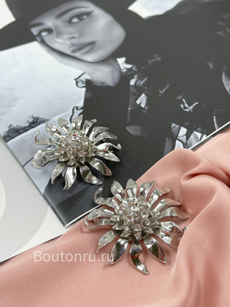 Брошь цветок серебристая со стразами