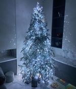 Заснеженная ель с гирляндой «Россо» холодный свет (Литая+пвх) 210 см / 2,1 м