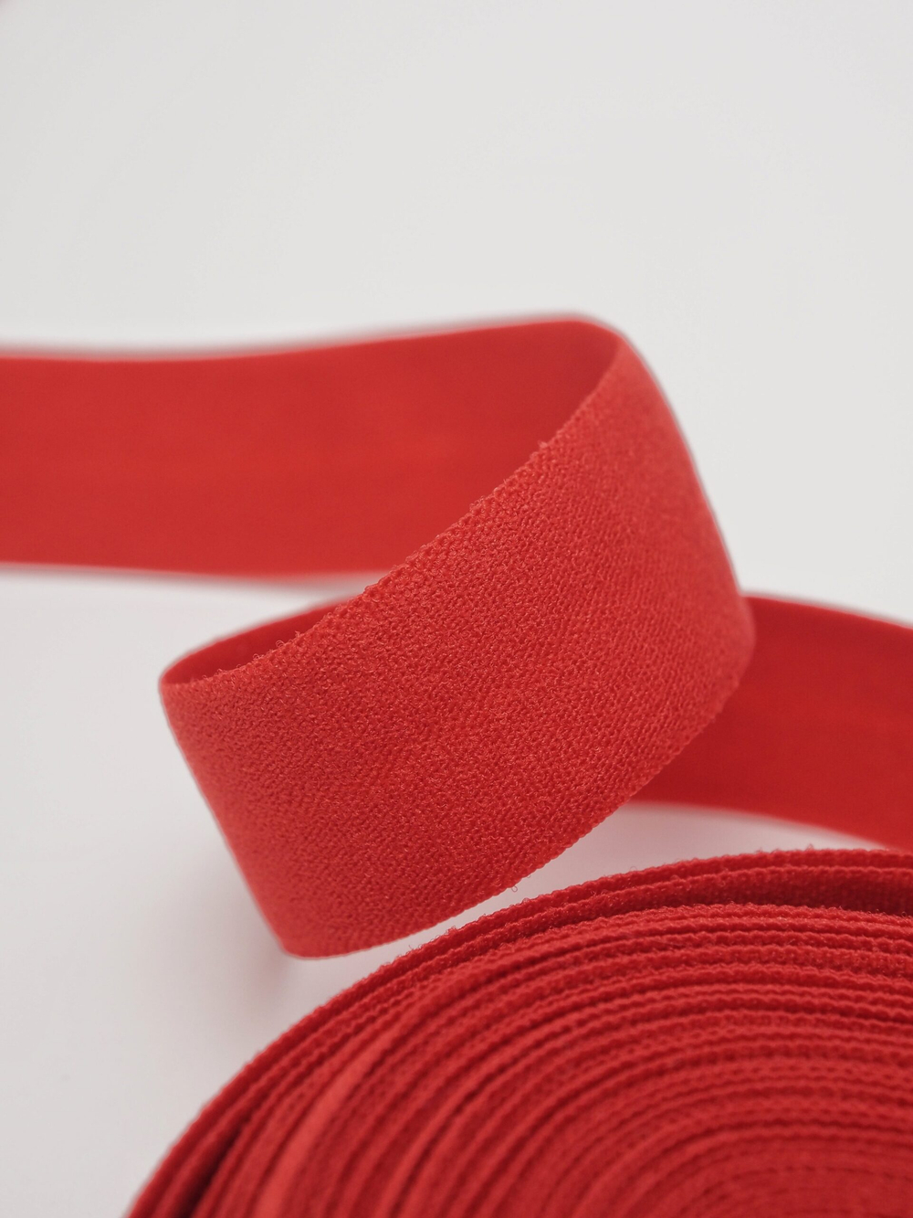 Бейка эластичная красная матовая ширина 15 мм