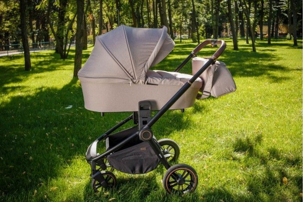 Коляска 3 в 1 Carrello Epica CRL-8511/1, Almond Beige / Черная рама (Бежевый)