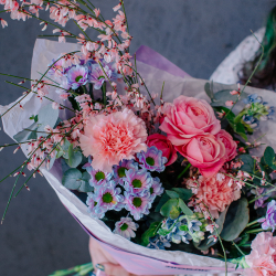 147. Нежный букет с розовыми пионовидными розами