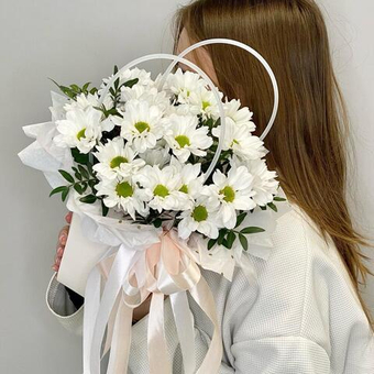 «Нежность»композиция из ромашковых хризантем