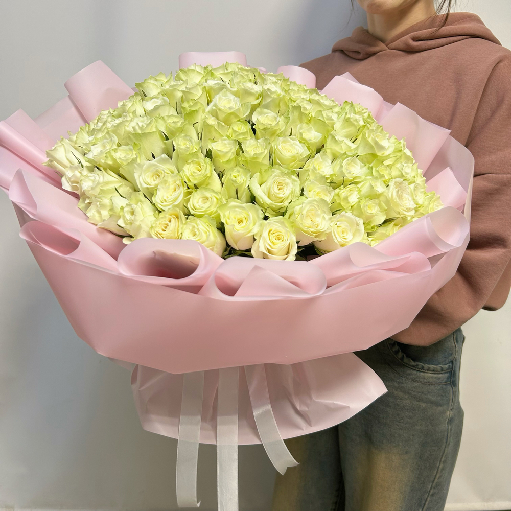 Букет 101 белой розы кения в розовой упаковке