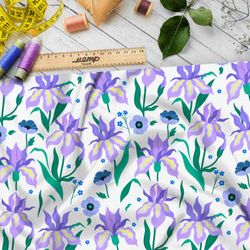 Ткань мембрана бледные фиолетовые ирисы на белом фоне