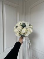 Свадебный букет из одноголовых роз, диантусов, лизиантуса и эвкалипта