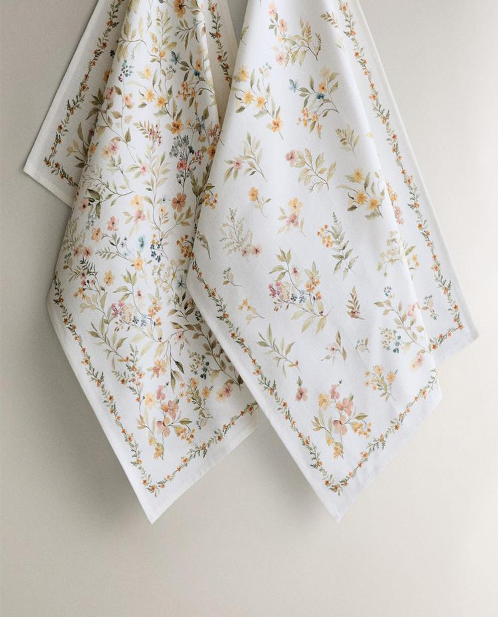 ZARA HOME КУХОННЫЕ ПОЛОТЕНЦА С ЦВЕТОЧНЫМ ПРИНТОМ (НАБОР ИЗ 2 ШТ.), ЗЕЛЕНЫЙ